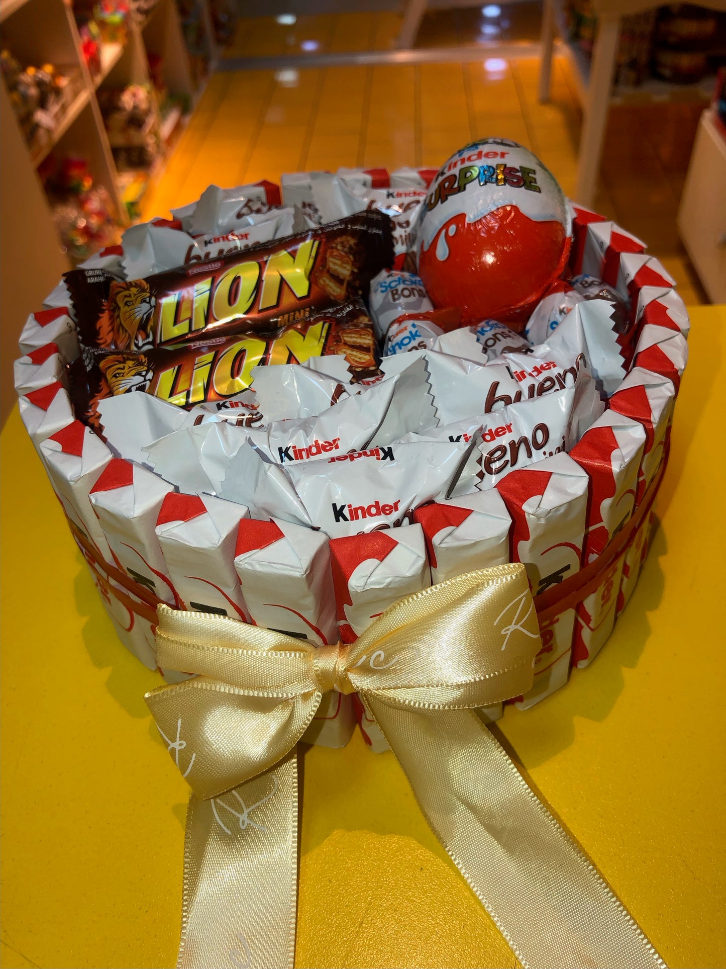 Torta od slatkiša Kinder/ okrugla